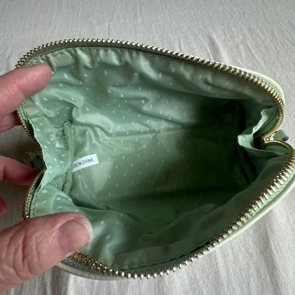 Vanessa Williams Mint Green Pebbled Faux Leather Cosmetic Train Case Bag Set 2pc
